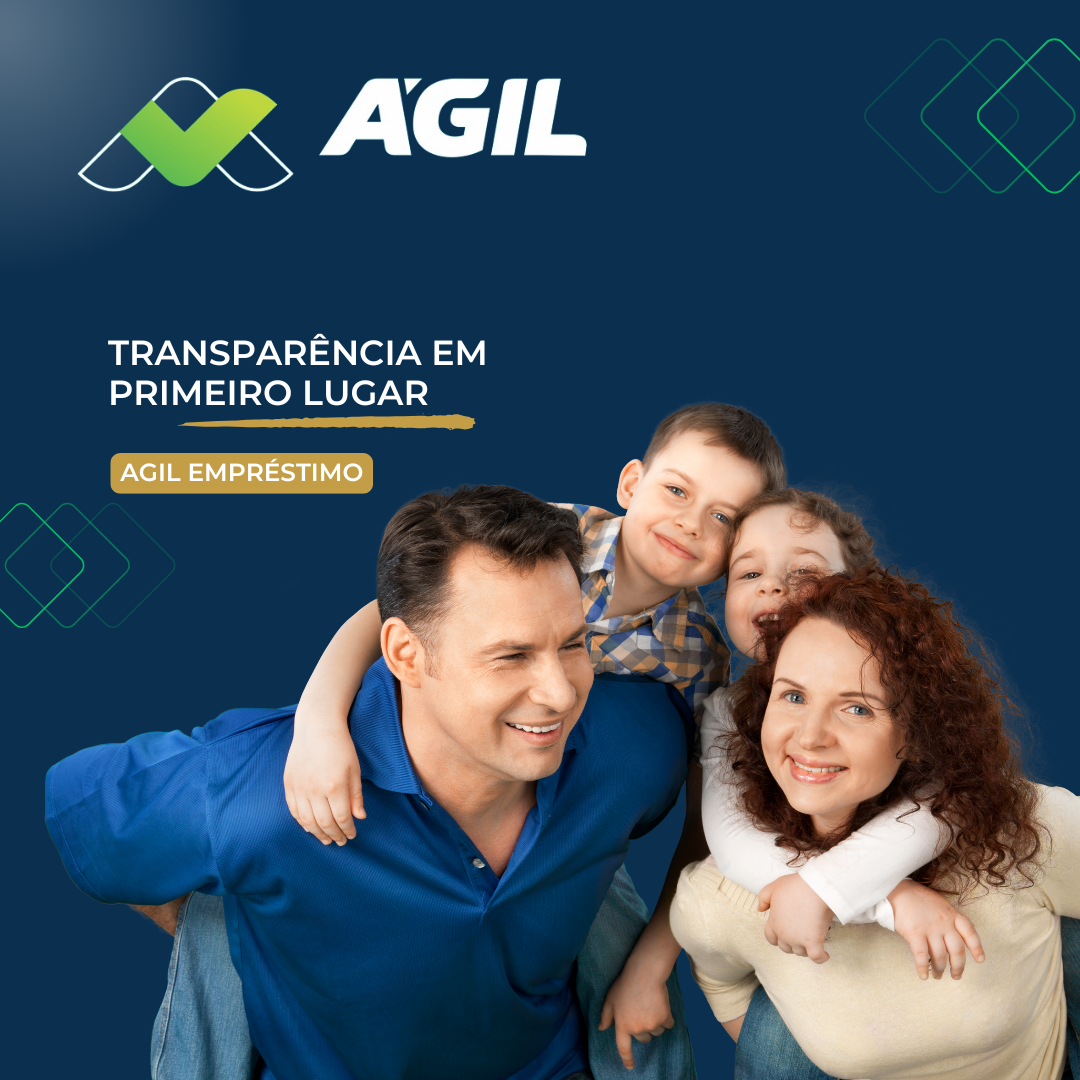 Família feliz, pai e mãe sorrindo com seus dois filhos pequenos nas costas, simbolizando segurança e bem-estar. A imagem tem o logo da Ágil Empréstimo e a frase 'TRANSPARÊNCIA EM PRIMEIRO LUGAR'. Representa a confiança no empréstimo pessoal da Agil.